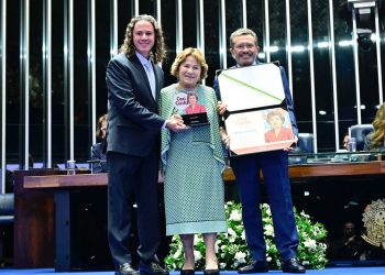 Nilda Gondim recebe a Comenda Ceci Cunha no Senado e Veneziano ressalta trabalho da Bancada Feminina na Casa