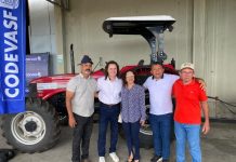 Veneziano inicia a semana entregando tratores a associações de produtores rurais de mais três cidades paraibanas