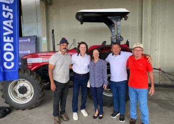 Veneziano inicia a semana entregando tratores a associações de produtores rurais de mais três cidades paraibanas