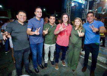 No 3º Festival do Leite e do Mel de São José da Lagoa Tapada, Veneziano é recebido pelo prefeito Neto de Coraci e outros prefeitos da região