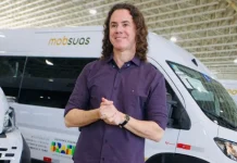 Ao lado de Wellington Dias, Veneziano participa de entrega de vans com acessibilidade