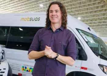Ao lado de Wellington Dias, Veneziano participa de entrega de vans com acessibilidade