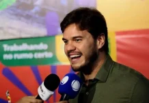 Bruno entrega cheque de R$ 420 mil de apoio da PMCG às quadrilhas juninas