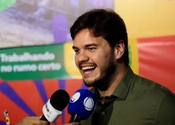 Bruno entrega cheque de R$ 420 mil de apoio da PMCG às quadrilhas juninas