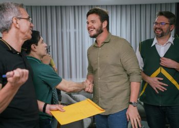 Bruno assina decreto histórico das progressões para professores do município
