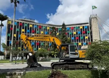 Campina: limpeza de canal altera trânsito em frente à Fiepb