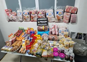 Procon-CG apreende mais de 50 kg de linguiça vencidas em supermercado
