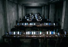 Justiça manda identificar quem está por trás de estrutura digital e quem pagou anúncios contra Veneziano