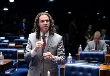 No Senado, Veneziano enaltece atuação dos servidores públicos nas esferas municipal, estadual e federal
