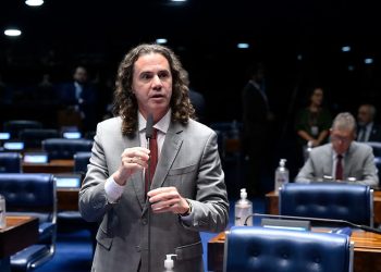No Senado, Veneziano enaltece atuação dos servidores públicos nas esferas municipal, estadual e federal